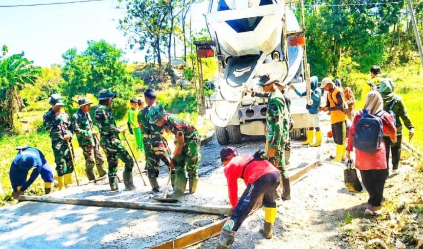 Pembangunan jalan cor beton sepanjang 550 meter dengan lebar 3 meter di Dusun Kedungpandan, Desa Kesongo, Kecamatan Kedungadem, kini memasuki tahap akhir dan segera dapat dimanfaatkan oleh masyarakat, Sabtu (25/7/2026).