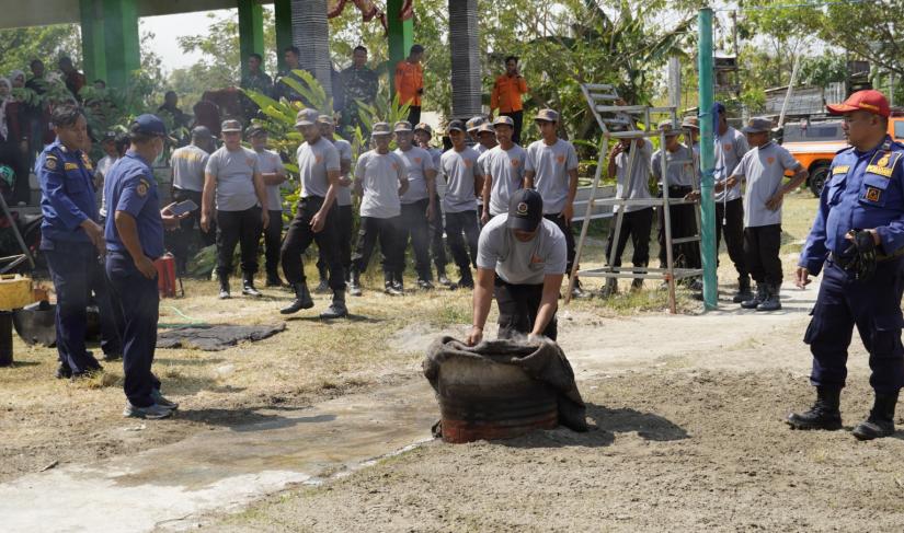 Kobaran api mendadak membumbung tinggi dari sebuah drum bekas di halaman Balai Desa Kesongo, Kecamatan Kedungadem, Selasa (28/7/2026).