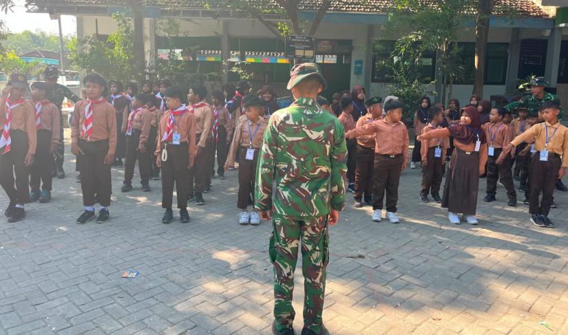 Komandan SST-1 Satgas TMMD ke-129 Kodim 0813 Bojonegoro, Letda Inf Adi Yuniarto, menjelaskan bahwa latihan PBB dipilih sebagai metode sederhana namun efektif untuk membangun karakter generasi muda.