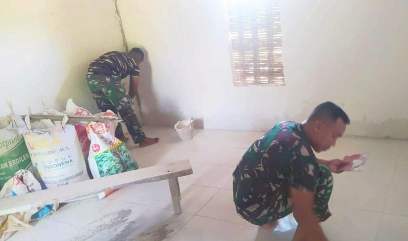 Terlihat saat ini Dinding rumah yang telah diperbaiki serta lantai yang lebih bersih memberikan rasa aman bagi Mbah Kasiman menjalani masa tuanya bersama keluarga.