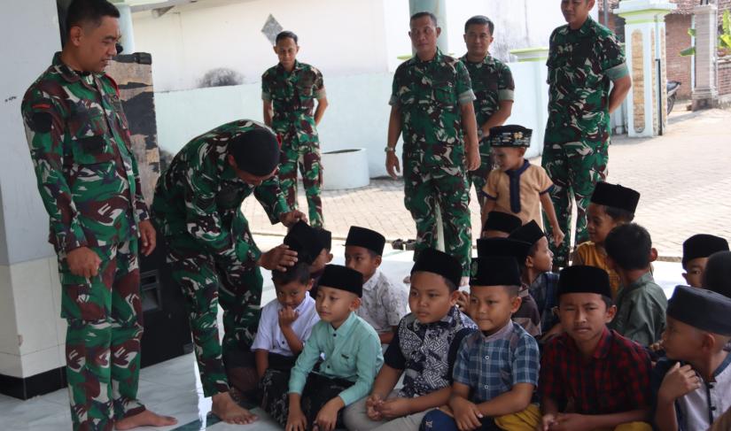 Salah satu momen tersebut terlihat saat Komandan SSK Satgas TMMD ke-129, Lettu Ckm Purnomo, bersama Babinsa Desa Kesongo, Serka Lasmidi, menyempatkan diri berinteraksi dengan anak-anak sebelum melaksanakan ibadah salat, Minggu (2/8/2026).