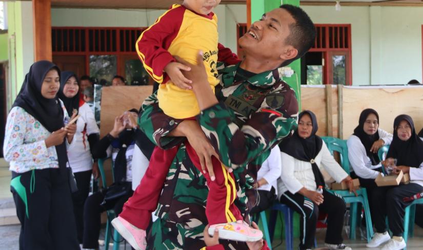 Namun, di antara peluh dan beton jalan yang dicetak, ada pemandangan lain yang menyejukkan hati, Selasa (4/8/2026).