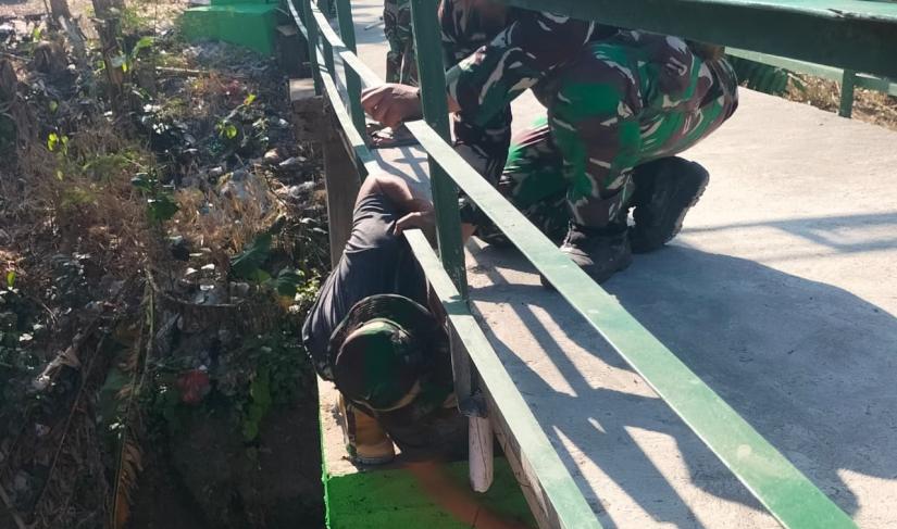 Personel Satgas TMMD ke-129 Kodim 0813/Bojonegoro melakukan pengecatan pagar pengaman Jembatan Brang Etan yang memasuki tahap finishing di Desa Kesongo, Kecamatan Kedungadem, Kabupaten Bojonegoro, Kamis (6/8/2026). Foto: Deni Ari Pandi/Sumber TMMD Bojonegoro.