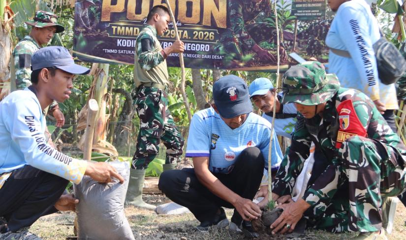Menanam untuk Masa Depan: Satgas TMMD ke-129 Kodim 0813 Bojonegoro bersama DLH Kabupaten Bojonegoro, Pemerintah Desa Kesongo, mahasiswa, dan masyarakat melakukan penanaman 50 bibit pohon di sejumlah kawasan Desa Kesongo, Kecamatan Kedungadem, Jumat (7/8/2026). Aksi penghijauan menjadi bagian dari upaya menjaga lingkungan sekaligus mewariskan ruang hijau bagi generasi mendatang.