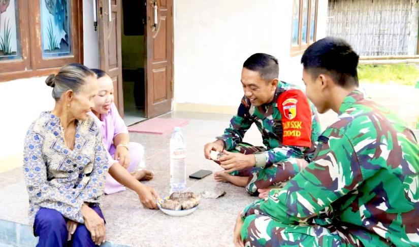 Keterangan Foto: Suasana haru saat personel Satgas TMMD ke-129 Kodim 0813/Bojonegoro berpamitan dengan warga Desa Kesongo, Kecamatan Kedungadem, Kamis (13/8/2026). Selama hampir satu bulan, prajurit TNI dan masyarakat berbaur dalam berbagai kegiatan pembangunan dan sosial hingga hubungan keduanya terasa seperti keluarga. Foto: Deni Flamboyan/Sumber: TMMD Bojonegoro.