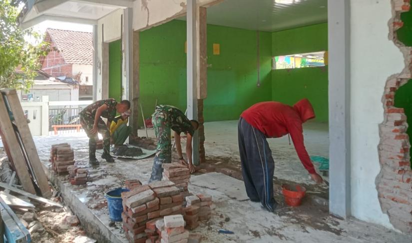 Kolaborasi antara Satgas TMMD dan masyarakat menjadi faktor penting dalam mempercepat penyelesaian pembangunan. Kekompakan yang terjalin selama proses renovasi mencerminkan kuatnya sinergi antara TNI dan warga dalam mewujudkan fasilitas pendidikan yang lebih layak bagi generasi muda.
