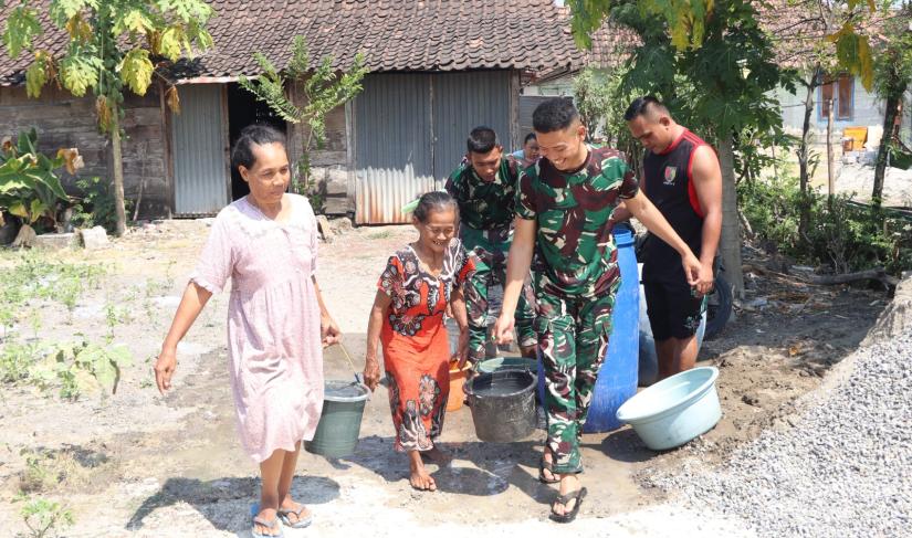 Selain melaksanakan pembangunan infrastruktur, personel Satgas TMMD juga membantu mendistribusikan air bersih kepada warga yang terdampak musim kemarau, khususnya di Dusun Krebet, Minggu (26/7/2026).
