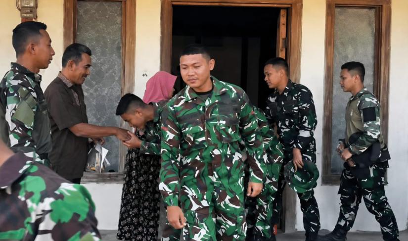Keterangan Foto: Personel Satgas TMMD ke-129 Kodim 0813/Bojonegoro berpamitan dengan warga Desa Kesongo, Kecamatan Kedungadem, Kabupaten Bojonegoro, Kamis (13/8/2026). Perpisahan tersebut berlangsung penuh haru setelah prajurit dan masyarakat menjalani kebersamaan selama satu bulan dalam berbagai kegiatan pembangunan dan sosial. Foto: Deni Flamboyan/Sumber: TMMD Bojonegoro.