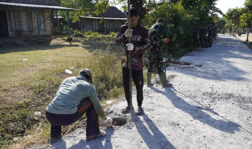 Melalui Program TNI Manunggal Membangun Desa (TMMD) ke-129 Kodim 0813/Bojonegoro, pembangunan jalan rigid beton terus menunjukkan progres positif dan menjadi simbol nyata kolaborasi antara TNI dan masyarakat.