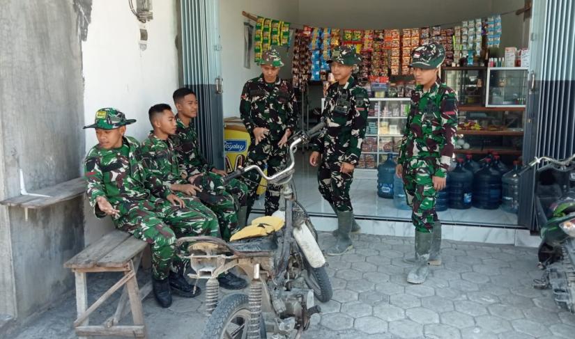 Anggota Satgas TMMD memanfaatkan waktu istirahat sore mereka dengan singgah di warung sembako milik Bu Yanti, Jumat (24/7/2026).