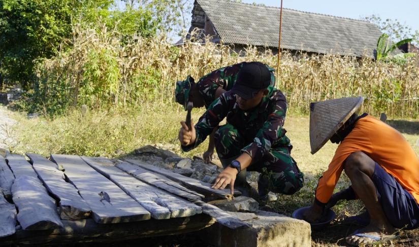 Setelah menyelesaikan pekerjaan utama TMMD, sejumlah prajurit menyempatkan diri membantu warga memperbaiki jembatan dan membersihkan pekarangan rumah di Dusun Kedungpandan, Desa Kesongo, Kecamatan Kedungadem, Kabupaten Bojonegoro, Sabtu (1/8/2026).