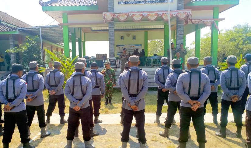 Suasana latihan berlangsung penuh semangat. Setiap anggota Linmas terlihat antusias mengikuti setiap instruksi, berupaya membangun kekompakan, kedisiplinan, serta kesiapsiagaan dalam menjalankan tugas sebagai mitra pemerintah desa dan aparat keamanan.