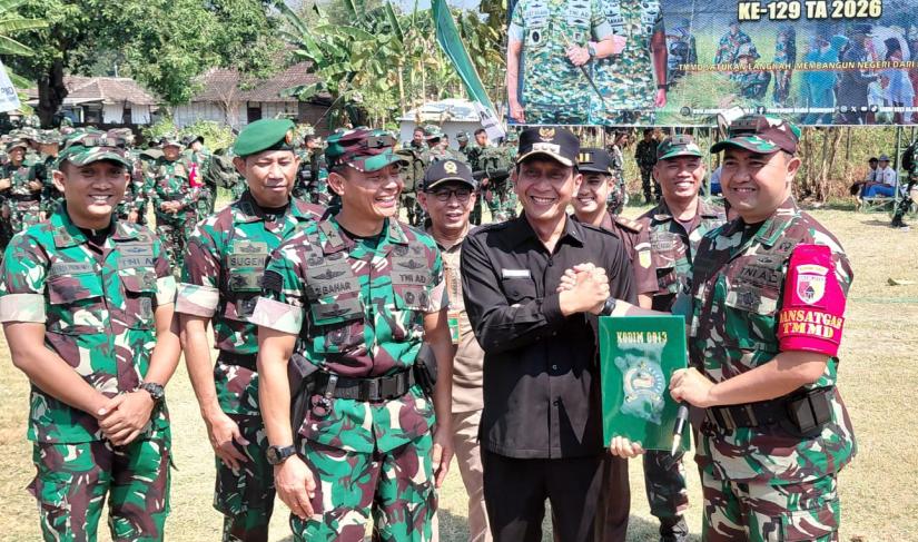 Keterangan Foto: Kasdam V/Brawijaya Brigjen TNI Zainul Bahar, S.H., M.Si., memimpin upacara penutupan TMMD ke-129 Tahun 2026 di Desa Kesongo, Kecamatan Kedungadem, Kabupaten Bojonegoro, Kamis (13/8/2026). Seluruh sasaran fisik dan nonfisik TMMD dilaporkan telah terlaksana 100 persen. Foto: Deni Flamboyan/Sumber: TMMD Bojonegoro.