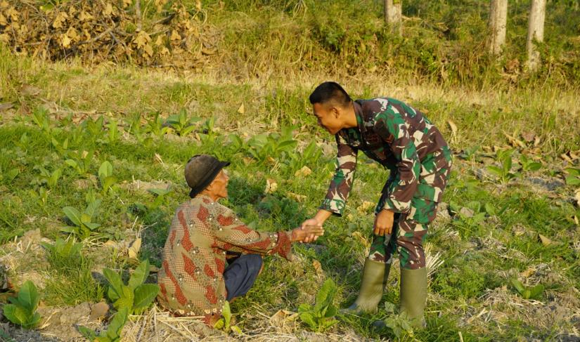 Di tengah kesibukan membangun jalan, drainase, dan rumah layak huni, sebuah momen sederhana di Desa Kesongo, Kecamatan Kedungadem, justru menjadi potret paling menyentuh dari pelaksanaan Program TNI Manunggal Membangun Desa (TMMD) ke-129 Kodim 0813/Bojonegoro.