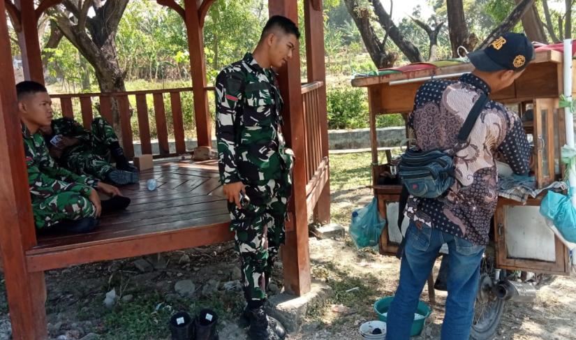 Pada Sabtu (25/7/2026), gerobak bakso sederhana milik Pak Sholeh kembali dipadati para prajurit TNI yang memanfaatkan waktu istirahat untuk menikmati semangkuk bakso hangat. Suasana akrab antara anggota Satgas dan masyarakat pun terlihat jelas di sela-sela aktivitas pembangunan desa.