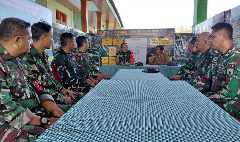 Saat memberikan arahan, Letkol Inf Dedy Dwi Wijayanto menekankan pentingnya menjaga disiplin, kekompakan, serta profesionalisme dalam menjalankan setiap tugas, baik di lapangan maupun di Posko sebagai pusat koordinasi kegiatan.