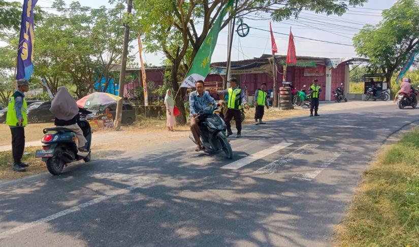 Di balik ramainya kegiatan yang menjadi ruang promosi bagi pelaku usaha lokal tersebut, terdapat peran penting anggota Satuan Perlindungan Masyarakat (Satlinmas) Desa Kesongo yang turut menjaga keamanan dan kelancaran acara, Jumat (31/7/2026).
