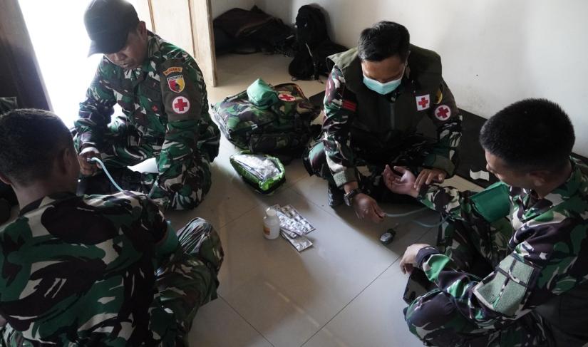 Pada Selasa (4/8/2026), Tim Kesehatan Satgas TMMD ke- 129 Kodim 0813 Bojonegoro menyisir Posko untuk menggelar pemeriksaan kesehatan rutin bagi seluruh personel.