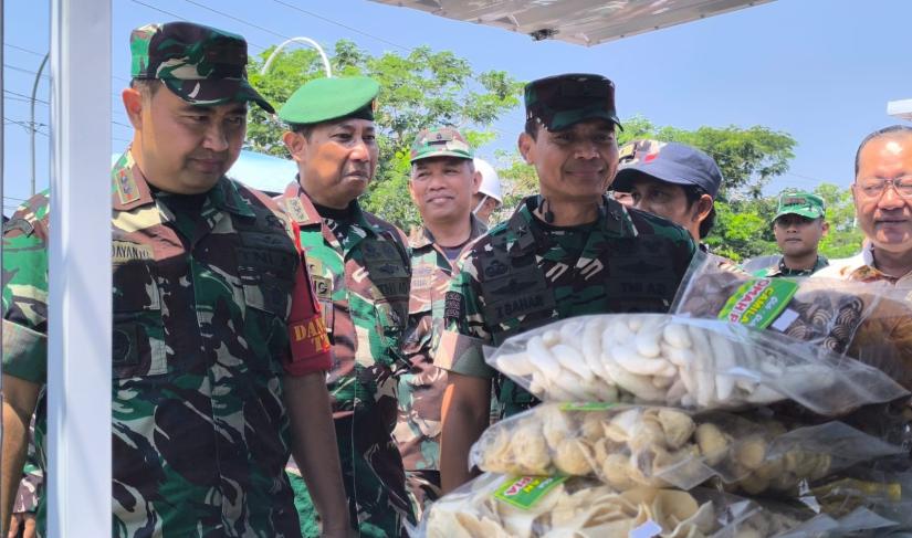 Keterangan Foto: Kasdam V/Brawijaya Brigjen TNI Zainul Bahar, S.H., M.Si., bersama Dandim 0813/Bojonegoro Letkol Inf Dedy Dwi Wijayanto meninjau fasilitas booth UMKM di Desa Kesongo, Kecamatan Kedungadem, Kabupaten Bojonegoro, Kamis (13/8/2026). Penataan kawasan UMKM menjadi salah satu upaya TMMD ke-129 dalam mendorong aktivitas dan kemandirian ekonomi masyarakat. Foto: Deni Flamboyan/Sumber: TMMD Bojonegoro.