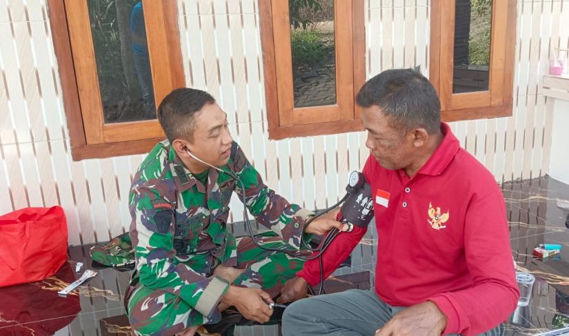 Bertempat di Pos 1 Satgas TMMD Dusun Krebet, tim kesehatan memberikan berbagai layanan medis, mulai dari pemeriksaan tekanan darah, konsultasi kesehatan, hingga pemberian vitamin sesuai kebutuhan warga.