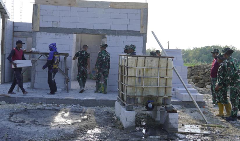 Saat meninjau lokasi pembangunan pada Senin (27/7/2026), Komandan Satgas TMMD ke-129 Kodim 0813/Bojonegoro, Letkol Inf Dedy Dwi Wijayanto, mengatakan bahwa fasilitas tersebut dirancang sebagai ruang pemberdayaan bagi pelaku usaha mikro, kecil, dan menengah (UMKM) di Desa Kesongo.