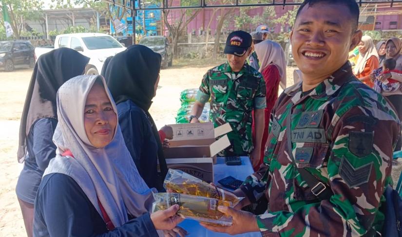Suasana penuh kebersamaan terlihat dalam pelaksanaan Bazar UMKM yang menjadi bagian dari rangkaian kegiatan TNI Manunggal Membangun Desa (TMMD) ke-129 Kodim 0813/Bojonegoro di Desa Kesongo, Kecamatan Kedungadem, Kabupaten Bojonegoro, Jumat (31/7/2026).