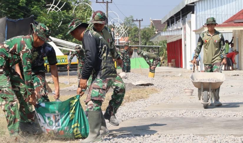 Personel Satgas TMMD ke-129 Kodim 0813/Bojonegoro bersama warga melaksanakan kerja bakti membersihkan dan menata kawasan Rest Area Terpadu Desa Kesongo, Kecamatan Kedungadem, Kabupaten Bojonegoro, Selasa (11/8/2026). Foto: Deni Flamboyan/Sumber TMMD Bojonegoro