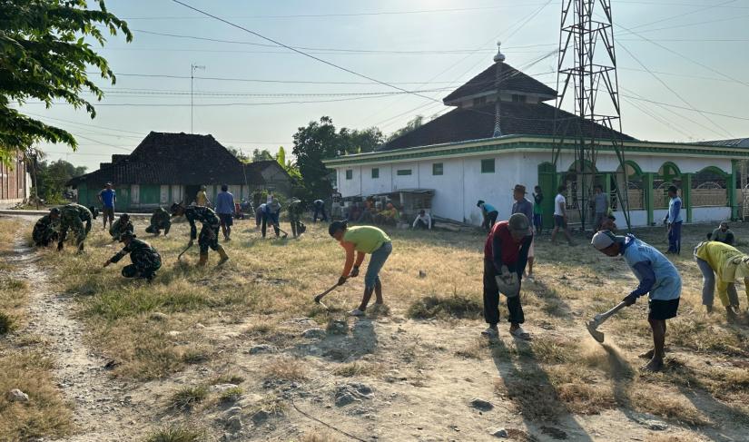 Dipimpin Komandan SSK Satgas TMMD, Lettu Ckm Purnomo, serta didampingi Babinsa Desa Kesongo, Serka Lasmidi, para prajurit bergotong royong bersama warga membersihkan ruang utama masjid, halaman, hingga lingkungan sekitarnya agar lebih bersih, rapi, dan nyaman digunakan beribadah.
