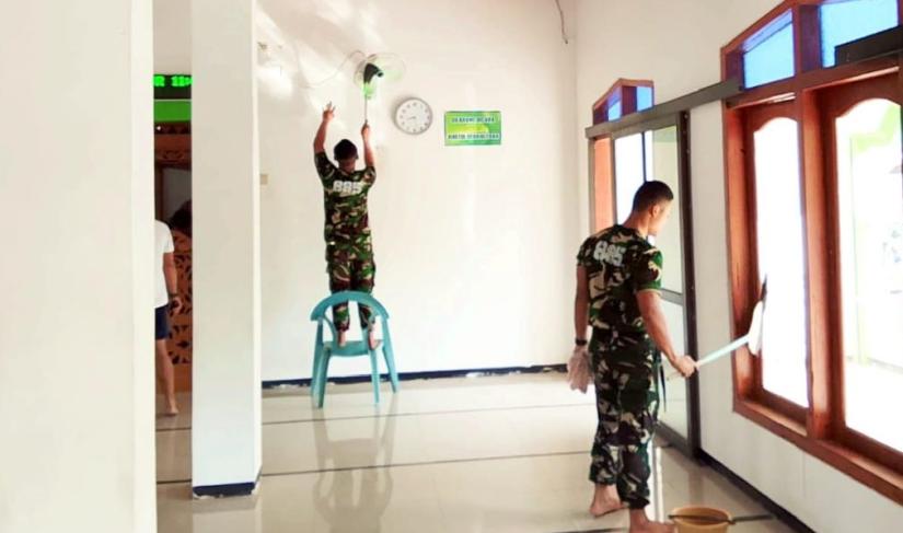 Sejak pagi, prajurit TNI dan masyarakat bergotong royong membersihkan area tempat ibadah, mulai dari menyapu halaman, membersihkan ruang salat dan tempat wudu, merapikan lingkungan sekitar, hingga mengangkut sampah yang berada di sekitar masjid.