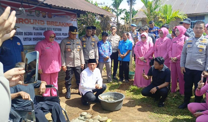 Ground Breaking program bedah rumah milik Pandi, warga Jalan Penantian RT 10 RW 05, Kelurahan Pematang Gubernur, Jumat, 16 Januari 2026.