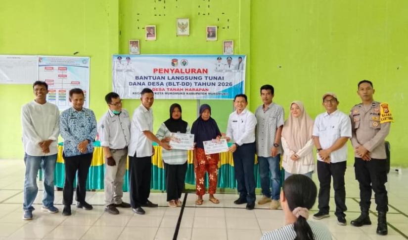 Pemdesa Tanah Harapan saat menyalurkan BLT-DD periode Mei 2026 kepada KPM, Rabu (20/5/2026). (Oye/PenaRafflesia.Com)