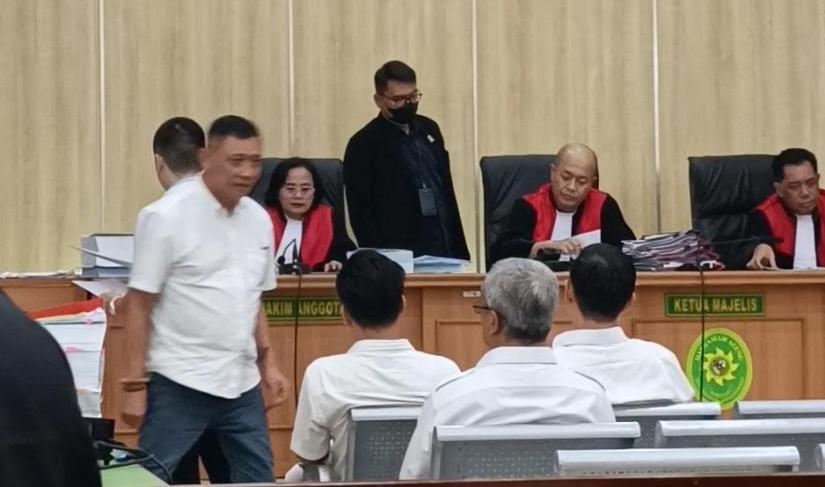 Terdakwa Beby Hussy menyerahkan nota pembelaan pribadinya kepada majelis hakim Pengadilan Tipikor, Rabu (29/4/2026). (Agung/PenaRafflesia.Com)