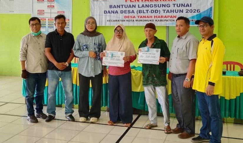 Pemerintah Desa Tanah Harapan menyalurkan BLT-DD kepada KPM untuk jatah bulan Juni di Kantor Desa, Jum'at (19/6/2026). (Oye/PenaRafflesia.Com)