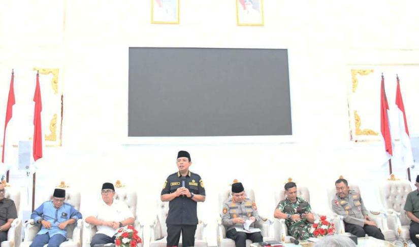Walikota Dedy Wahyudi bersama Kapolresta Bengkulu Kombes Pol Rahmad Hidayat dan Dandim 0407/Kota Bengkulu Letkol Inf Condro Edi Wibowo dalam rapat koordinasi bersama jajaran OPD, Camat, dan Lurah.