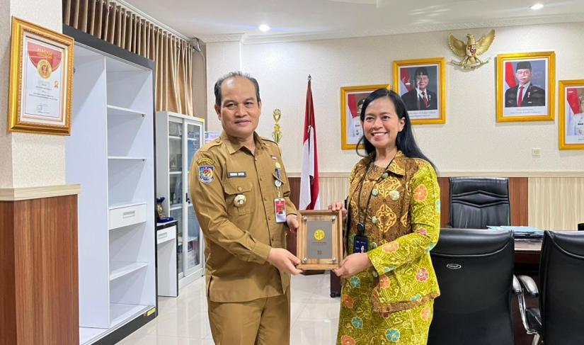 Sekretaris Daerah Provinsi Bengkulu, Herwan Antoni, menerima audiensi Kepala Kantor Wilayah PT Jasa Raharja Bengkulu, Fitri Agustina, di ruang kerjanya, Selasa (3/3).