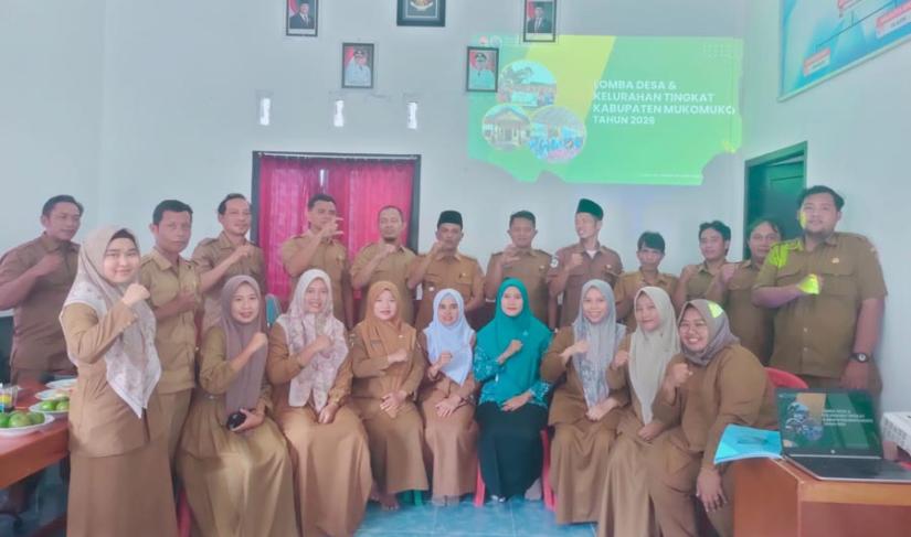 Pemerintah Desa Lubuk Sanai II bersama Tim Penilai Lomba Desa disela-sela melakukan penilaian, Selasa (21/4/2026). (Oye/PenaRafflesia.Com)