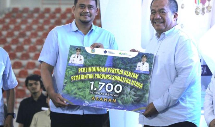 Bupati Asahan Taufik Zainal Abidin menerima 1.700 Kartu BPJS Ketenagakerjaan 