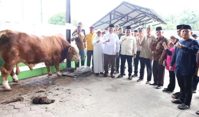 Penyembelihan sapi bantuan kemasyarakatan Presiden di Masjid Besar Al-Huda Dusun II Desa Sei Alim Hulu, Kecamatan Air Batu, Rabu 27/5/2026.