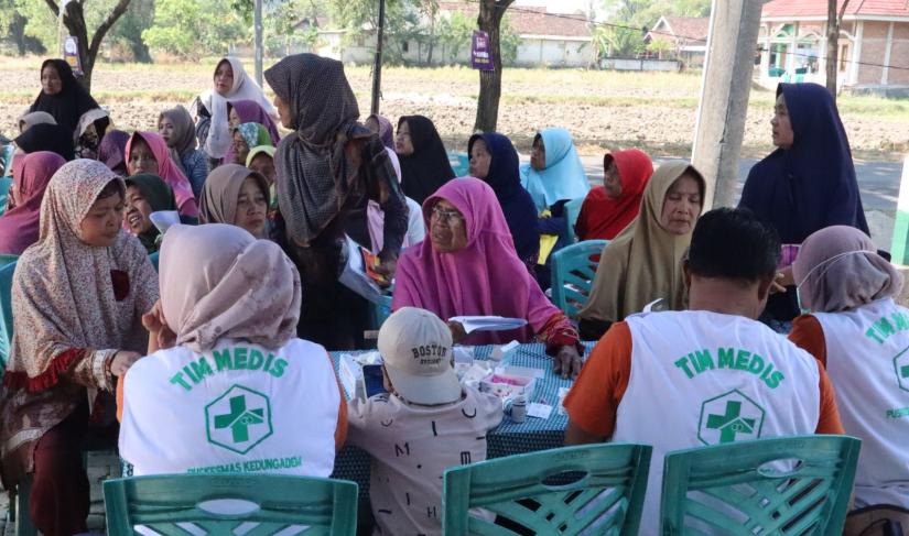 Selain fokus pada pembangunan infrastruktur, program ini juga menghadirkan berbagai kegiatan sosial, salah satunya layanan pengobatan gratis bagi masyarakat di Desa Kesongo, Kecamatan Kedungadem, Rabu (15/7/2026).