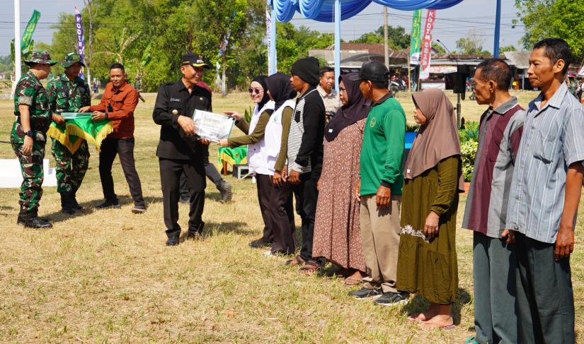 PT BPR Bank Daerah Bojonegoro Salurkan 200 Paket Sembako untuk Warga Desa Kesongo dalam TMMD Ke-129