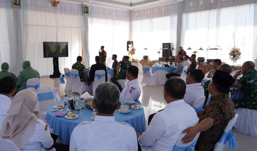 Komandan Satuan Setingkat Kompi (SSK) Satgas TMMD Kodim 0813/Bojonegoro, Lettu Ckm Purnomo, memaparkan sejumlah sasaran pembangunan yang akan dilaksanakan di Desa Kesongo, Kecamatan Kedungadem, Kabupaten Bojonegoro, Rabu (15/7/2026).