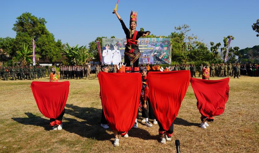 Penampilan Tari Api Kayangan menjadi salah satu atraksi yang menyita perhatian pada upacara pembukaan yang digelar di Lapangan Desa Mlideg, Kecamatan Kedungadem, Rabu (15/7/2026).