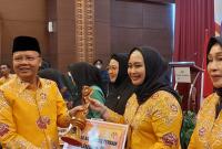 Gubernur Bengkulu Menyerah Trophy dan uang pembinaan