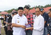Bupati Seluma serahkan secara Simbolis Rumah BSPS Dan BRS, Rabu (26/10/2022).  Poto/Arzan