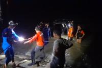 Tim dari Sat Polair dan dengan pihak Angkatan Laut, Basarnas dan BPBD upaya evakuasi kendaraan, Rabu (16/11/22) malam.