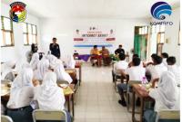 Dinas Kominfo Mukomuko pada saat sosialisasi Internet Sehat di Aula SMA Negeri 07 Mukomuko, Selasa (15/11).