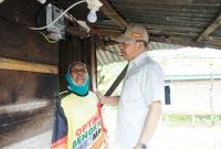 Nenek Upinah (63) Saat ditanya Gubernur Rohidin, Jumat (9/12).