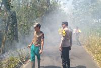 Polsek Bermani Ilir Polres Kepahiang Polda Bengkulu bergerak cepat menurunkan personel untuk membantu memadamkan api yang membakar Perkebunan Sahang di Desa Cinta Mandi Baru Kec.Bermani Ilir Jumat (15/9/2023) kemarin.