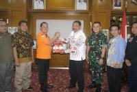 Bupati bersama tim Basarnas diruang kerja bupati BU