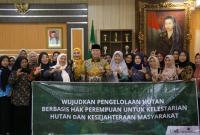 Apresiasi Semangat AMPUH, Gubernur Foto Bersama Peserta/Kelompok AMPUH